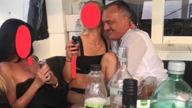 Diese Aufnahme, die Zsolt Borkai mit Prostituierten zeigt, soll im Frühjahr 2018 auf einer Jacht in der Adria entstanden sein. (Bild: twitter.com)