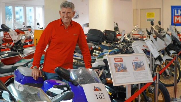 Unternehmer Gerald Taferner mit seinen Motorrädern. (Bild: Wallner Hannes)