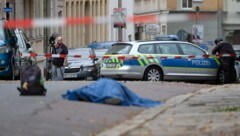 Ein Toter liegt nach dem Schussattentat in Halle auf der Straße. (Bild: APA/Sebastian Willnow)