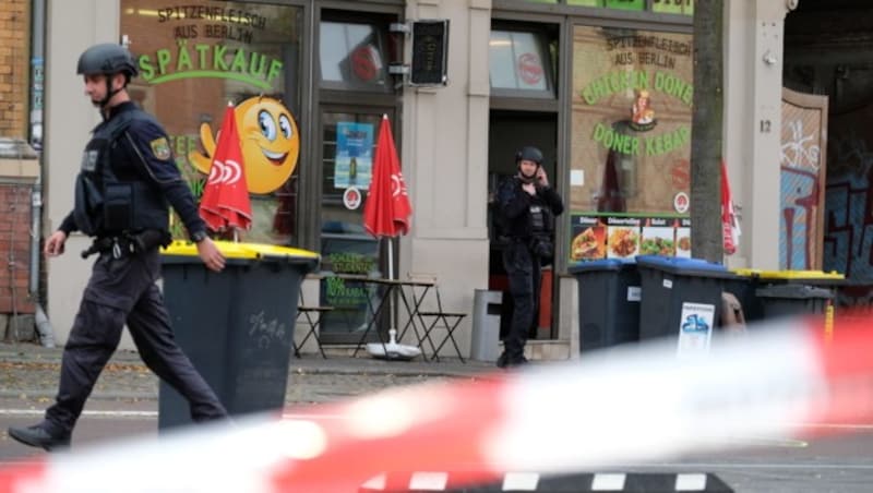 Hohe Polizeipräsenz in Halle - auch vor und in diesem Kebab-Lokal sind Schüsse gefallen. (Bild: APA/Sebastian Willnow)