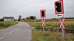 Statt Ampeln sollen in Roitham auch Schranken die Bahnübergänge sichern. Dagegen gibt es nun heftige Proteste. (Bild: Hörmandinger Reinhard)