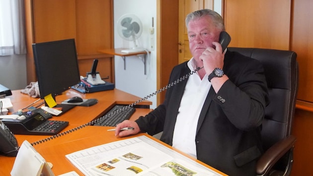 Franz Zehentner, Bürgermeistersprecher des Bezirks Braunau, hängt dieser Tage viel am Telefon. (Bild: Pressefoto Scharinger © Daniel Scharinger)