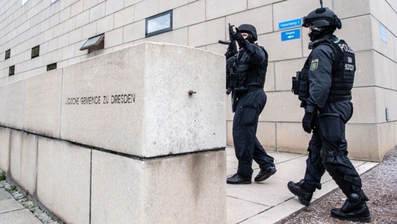 Polizeikräfte vor der jüdischen Synagoge in Dresden (Bild: APA/dpa-Zentralbild/Robert Michael)