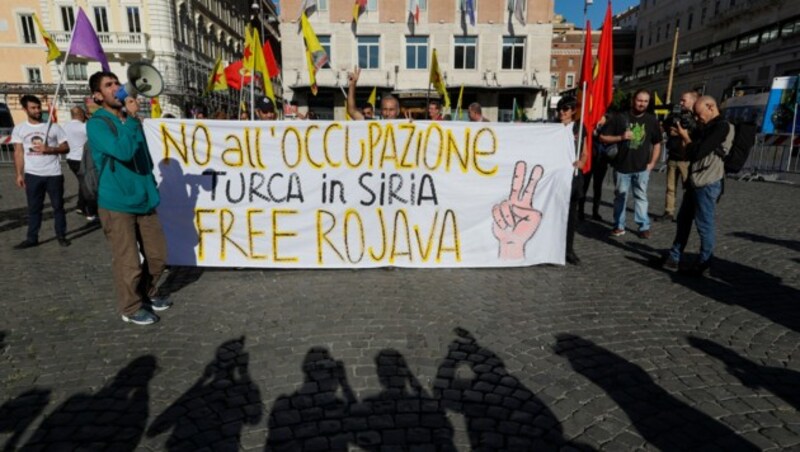 In Italien protestieren pro-kurdische Aktivisten gegen die türkische Offensive. (Bild: AP)