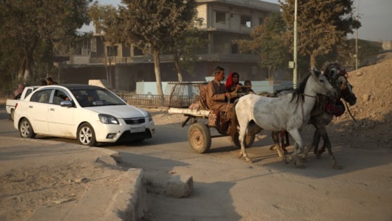 Zivilisten fliehen aus Ras al-Ain nach den türkischen Luftangriffen. (Bild: AP)