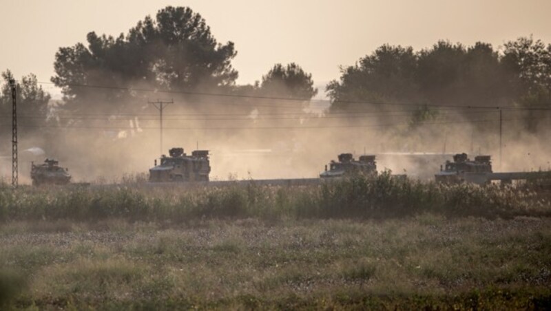 Fahrzeuge der türkischen Armee an der syrischen Grenze (Bild: AFP)