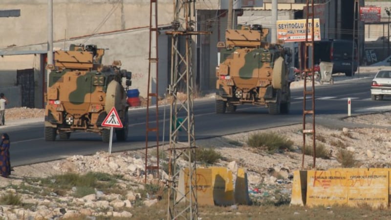 Türkische Militärfahrzeuge im Grenzort Akcakale (Bild: AP)