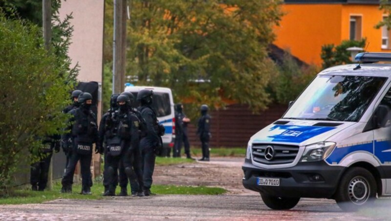 In Wiedersdorf nahe Landsberg durchsuchte die Polizei im Zusammenhang mit der Wahnsinnstat in Halle mehrere Häuser. (Bild: AFP)