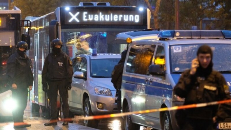 Mit Polizeieskorten wurden die Gläubigen von der Synagoge weggebracht. (Bild: AFP)