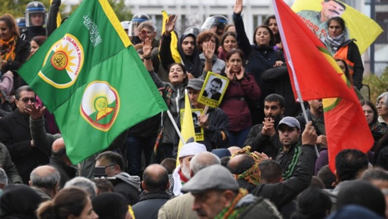 Kurden vor dem Europarat in Straßburg (Bild: AFP)