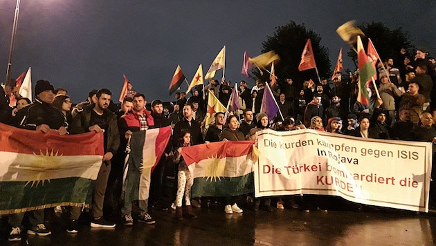 Kurden in Wien bei einer Kundgebung nach dem türkischen Einmarsch in Syrien. (Bild: twitter.com/WienTV)