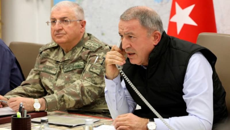 Der türkische Verteidigungsminister Hulusi Akar (re.) (Bild: ASSOCIATED PRESS)