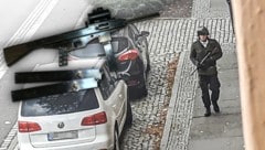 So marschierte Stephan B. durch Halle, seine Waffen dürften in seinem Manifest abgebildet sein. (Bild: AFP, twitter.com, krone.at-Grafik)