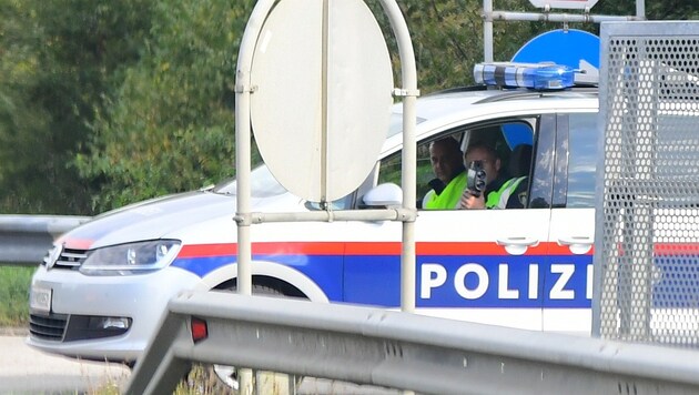 Beamte der Polizeiinspektion Neumarkt am Wallersee konnten den jungen Lenker anhalten. (Symbolbild) (Bild: Kronen Zeitung)