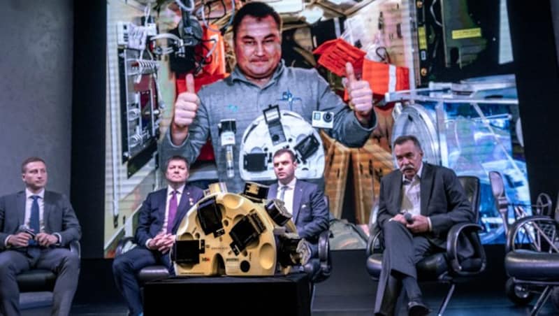 Kosmonaut Oleg Skripotschka mit dem 3D-Drucker, mit dem er Fleisch herstellen konnte. (Bild: APA/AFP/Yuri Kadobnov)