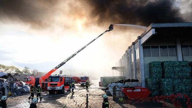 Die Feuerwehren kämpften gegen riesige Rauchsäulen. (Bild: Horst Einöder)