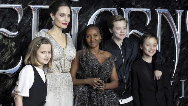 Angelina Jolie brachte ihre Kinder Vivienne, Zahara, Shiloh und Knox (von links) mit auf den roten Teppich in London. (Bild: Invision)