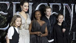 Angelina Jolie mit ihren Kindern Vivienne, Zahahara, Shiloh und Knox (von links) (Bild: Invision)