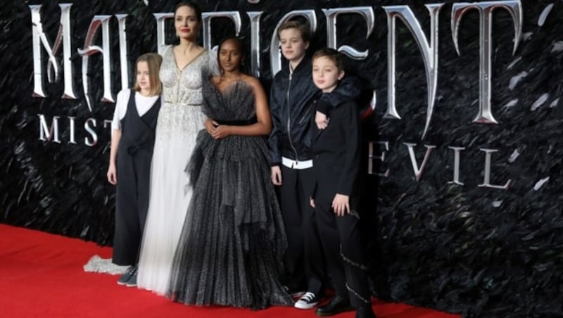 Angelina Jolie mit ihren Kindern am Premieren-Teppich in London (Bild: AFP)