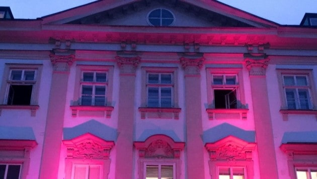 Das Schloss Mirabell erstrahlt zwei Tage lang in pinkem Licht. (Bild: Stadt Salzburg)