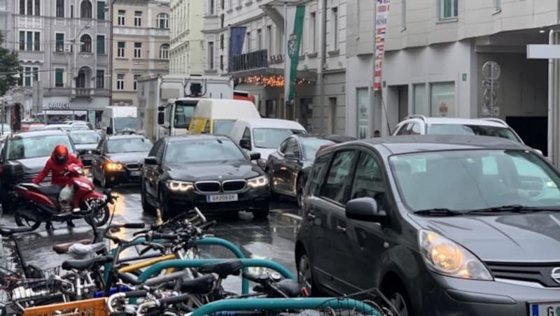 In den umliegenden Straßen staute es sich gewaltig (Bild: Christoph Hartner)