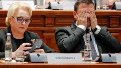 Premierministerin Dancila und ihr ebenfalls abgewählter Stellvertreter Daniel Suciu (Bild: ASSOCIATED PRESS)