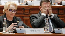 Premierministerin Dancila und ihr ebenfalls abgewählter Stellvertreter Daniel Suciu (Bild: ASSOCIATED PRESS)