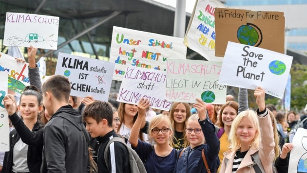 Demonstrieren für den Klimaschutz: Diese Woche treffen sich junge Leute und auch Erwachsene im „streikenden Klassenzimmer“ in Linz. (Bild: Harald Dostal)