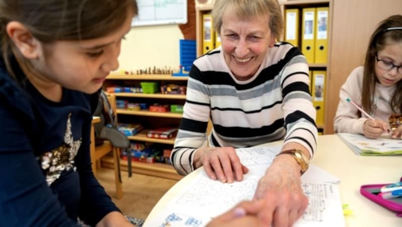 Elisabeth Mycinski hilft Kindern im Hort. (Bild: Peter Rinnerthaler)