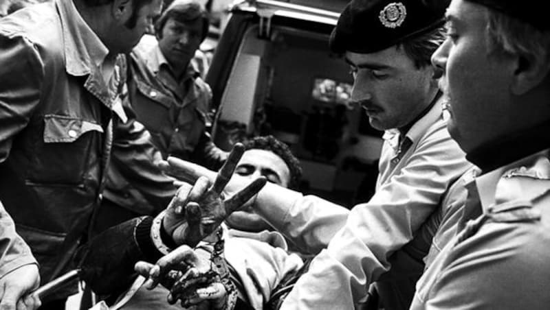 Blutiger 29. August 1981: Ein verletzter Terrorist umringt von Polizeibeamten und Sanitätern (Bild: APA/KRISTIAN BISSUTI)