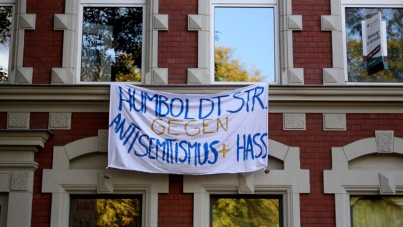 Anrainer hängen am Donnerstag spontan ein selbstgemaltes Transparent an ihr Fenster: „Humboldstr. gegen Antisemitismus + Hass“ steht darauf. (Bild: AFP)