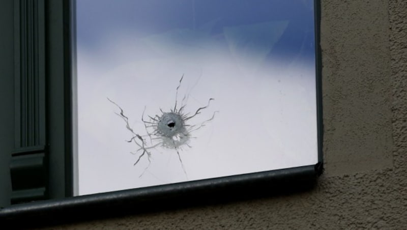 Ein Einschussloch in einem Fenster der Synagoge, die Stephan B. stürmen wollte. (Bild: AFP)