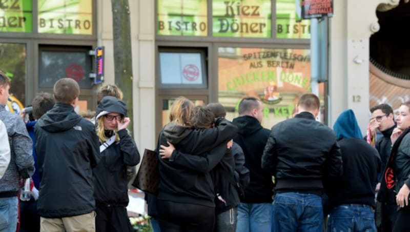 In diesem Kebab-Lokal wurde Kevin S. erschossen. Freunde und Mitglieder der HFC-Fankurve trauern. (Bild: AP)