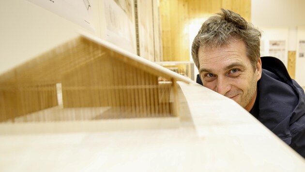 Architekt Andreas Cukrowicz mit seinem Modell hin zu einem offenen Forschungsmuseum (Bild: Tschepp Markus)