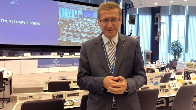 Wirtschaftslandesrat Markus Achleitner im Ausschuss der Regionen in Brüssel (nach der Sitzung, deshalb die leeren Sessel). (Bild: Land OÖ)