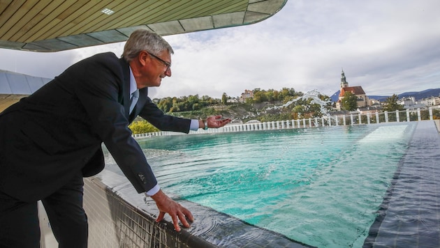 Planschen mit Panorama: Bürgermeister Harald Preuner pritschelt im Infinity-Pool am Dach des neuen Paracelsus Bad & Kurhauses. Dazu der Ausblick auf die Salzburger Altstadt. (Bild: Tschepp Markus)