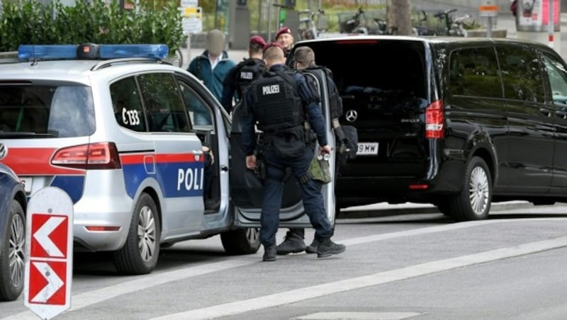 Nach dem rechtsextremen Terroranschlag mit zwei Toten in Halle findet das Fußball-EM-Qualifikationsspiel Österreich - Israel am Donnerstag unter hohen Sicherheitsvorkehrungen statt. (Bild: APA/ROLAND SCHLAGER)