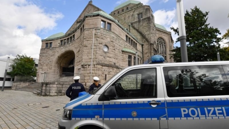 Polizisten vor einer Synagoge in Essen (Bild: Copyright 2019 The Associated Press. All rights reserved.)