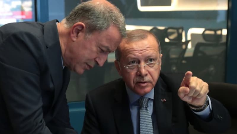 Der türkische Präsident Recep Tayyip Erdogan (hier mit Verteidigungsminister Hulusi Akar) lässt sich laufend über die „Operation Friedensquelle“ informieren. (Bild: APA/AFP/TURKISH PRESIDENTIAL PRESS SERVICE)