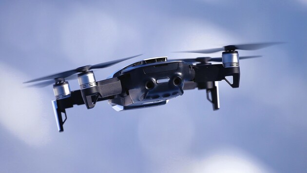 Eine Salzburgerin wollte sich online eine Drohne ähnlich dieser bestellen. (Bild: Tomschi Peter)