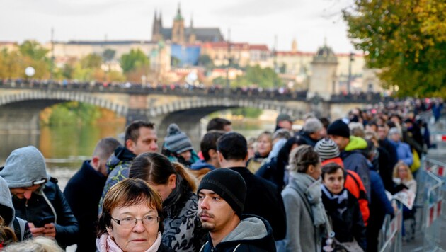 Tausende Fans nehmen in Prag Abschied von Schlagerlegende Karel Gott (Bild: AFP)
