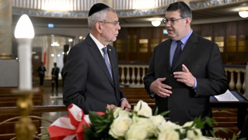 Gedenken an die Opfer von Halle: Van der Bellen und Deutsch im Wiener Stadttempel (Bild: APA/HERBERT NEUBAUER)