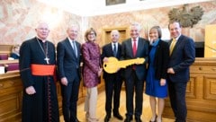 Erzbischof Franz Lackner, Landeshauptmann Wilfried Haslauer, Bundesministerin für Nachhaltigkeit und Tourismus Maria Patek, Justizminister Clemens Jabloner, Hans Rathgeb LG Salzburg, Katharina Lehmayer OLG Linz, Wolfgang Gleissner Geschäftsfüher BIG (Bild: BKA/ Christopher Dunker)