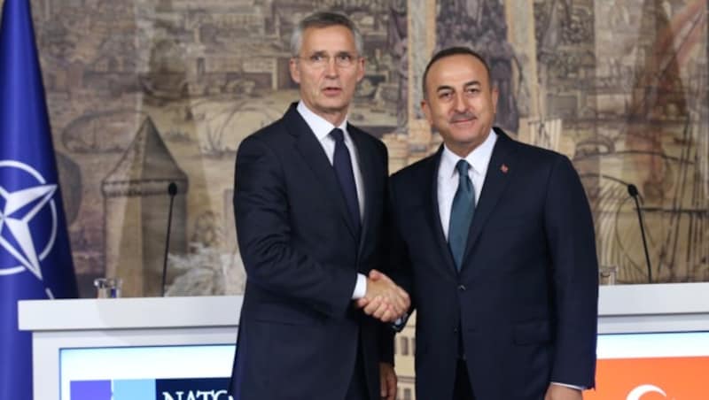 Die NATO-Partner Jens Stoltenberg und Mevlüt Cavusoglu (Bild: APA/AFP/TURKISH FOREIGN MINISTRY/Fatih AKTAS)