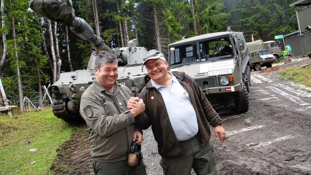 Oberst Andreas Scherer, Betreiber des Bunkermuseums, und Musitsch freuten sich über den glatten Ablauf. (Bild: Evelyn Hronek Kamerawerk)