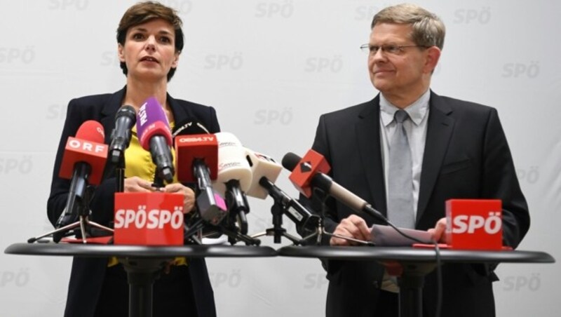 Parteichefin Pamela Rendi-Wagner und Bundesgeschäftsführer Christian Deutsch nach der SPÖ-Präsidiumsklausur. (Bild: APA/HELMUT FOHRINGER)