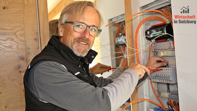 Er kann wieder arbeiten: Ein Bänderriss kostete den Elektriker Andi Zopf rund 20.000 Euro (Bild: Hörmandinger)