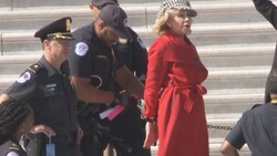Jane Fonda wurde bei einer Klimaschutz-Demo vor dem Kapitol in Washington festgenommen. (Bild: ruptly.tv, krone.at-Grafik)
