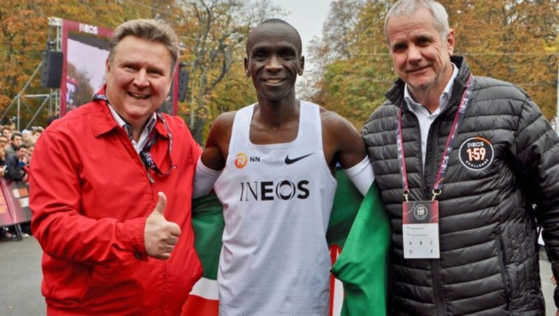 Kipchoge mit Bürgermeister Michael Ludwig (li.) und Veranstalter Wolfgang Konrad (Bild: Olaf Brockmann)