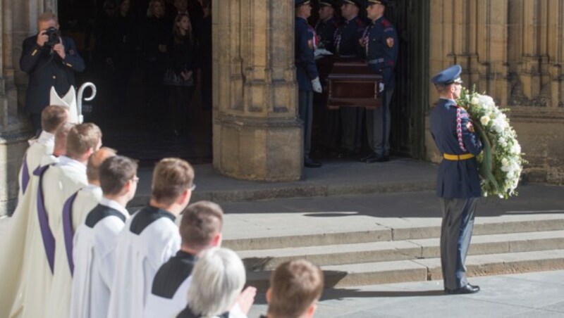 Karel Gotts Sarg wurde aus dem Veitsdom in Prag getragen. (Bild: AFP)